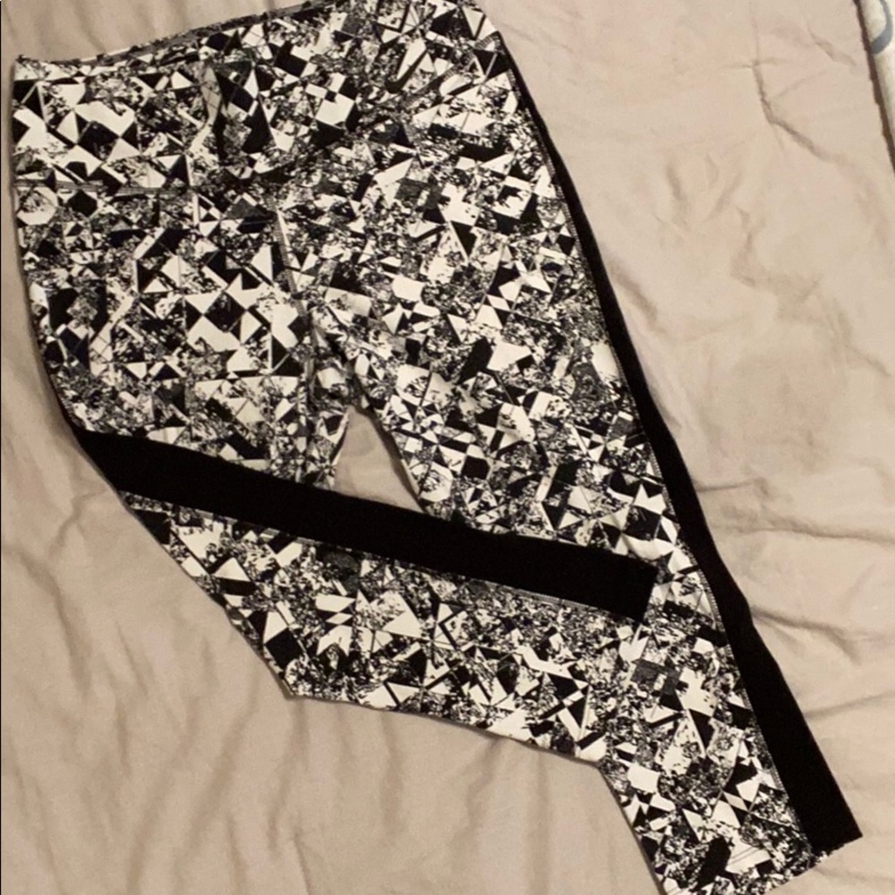 Black & White Nike crop leggings!